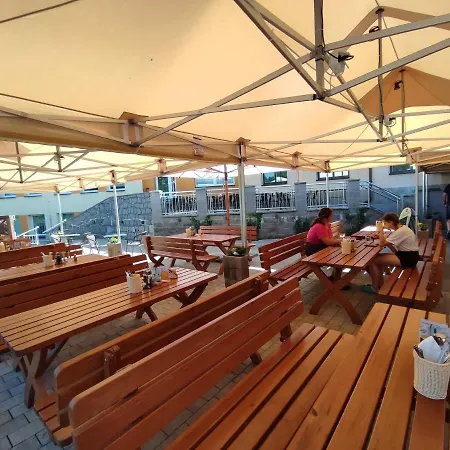 Nabrezni Terasy 招待所